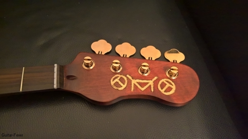 P-Bass graviert und mit Blattgold versehen