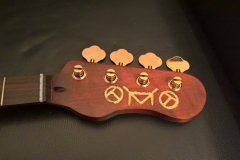 P-Bass graviert und mit Blattgold versehen